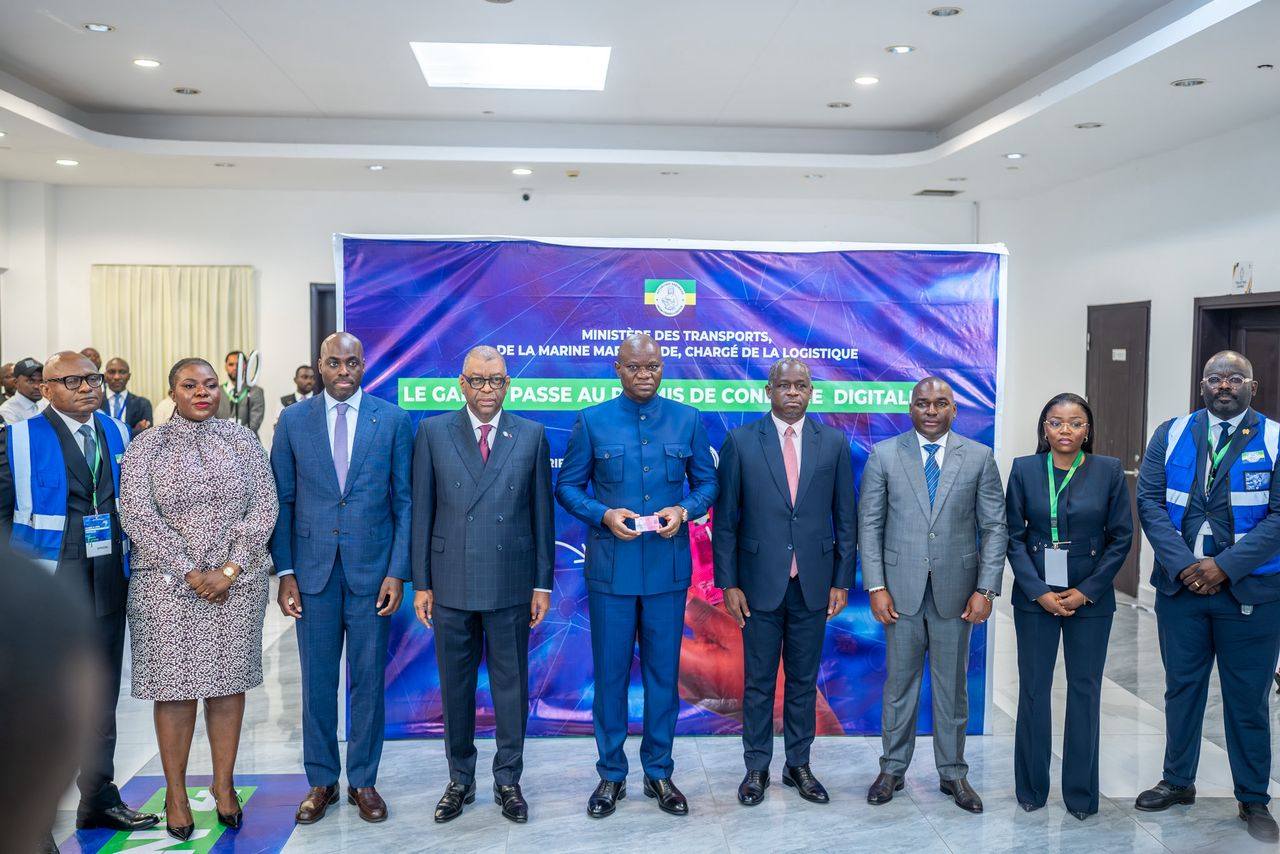 Permis de conduire : Oligui Nguema se procure le tout premier spécimen digitalisé